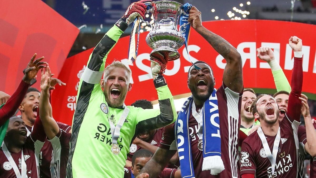 на фото: радость футболистов Лестер Сити