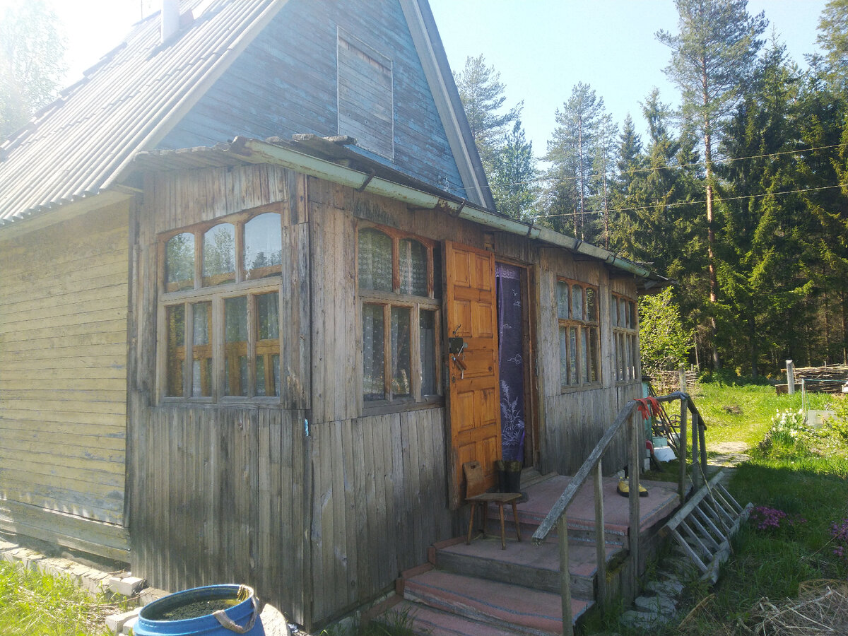 К даче пристроена веранда со стороны участка