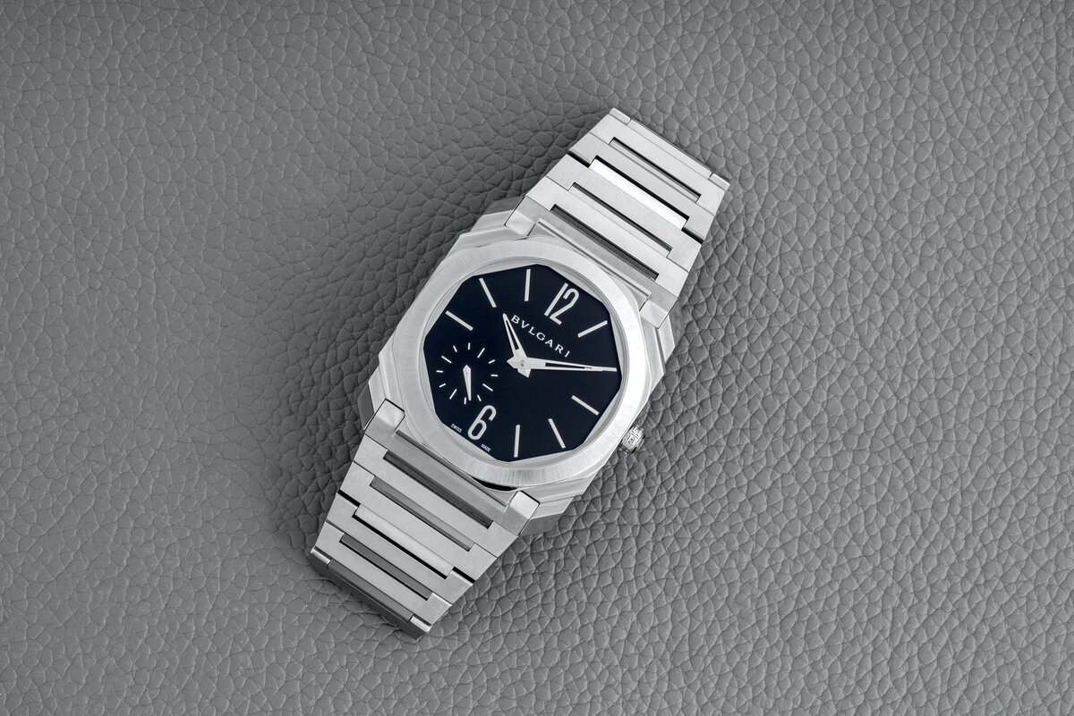 Вид на лицевую сторону стальных Bvlgari Octo Finissimo