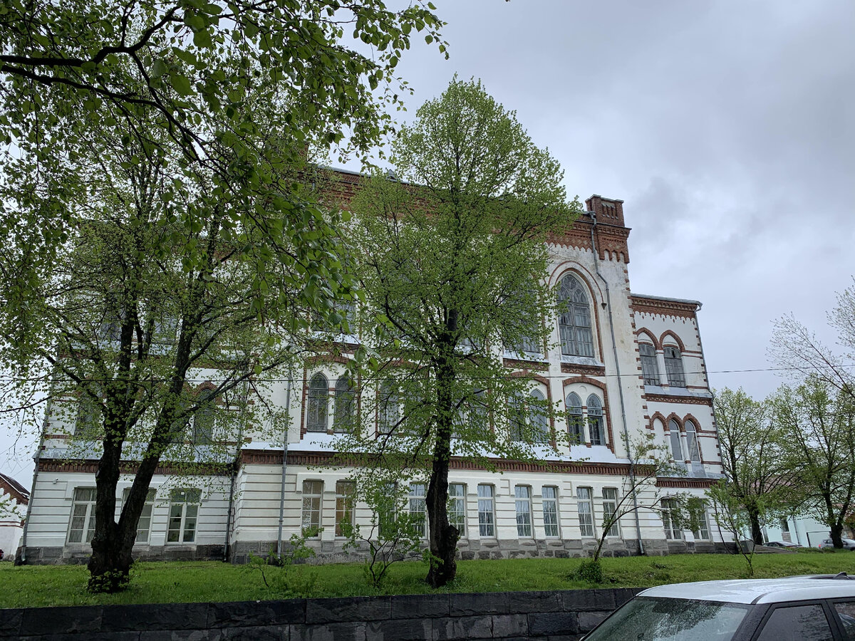 Готика – довольно нетипичный для России стиль, таких зданий в нашей стране очень мало