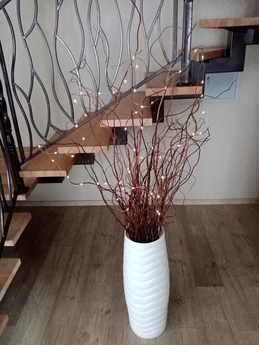 Осталось определиться с местом для композиции, пока не могу выбрать где смотрится лучше