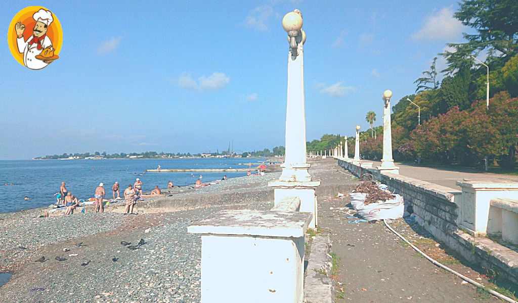 Пляж на набережной Диоскуров г. Сухум, Абхазия.