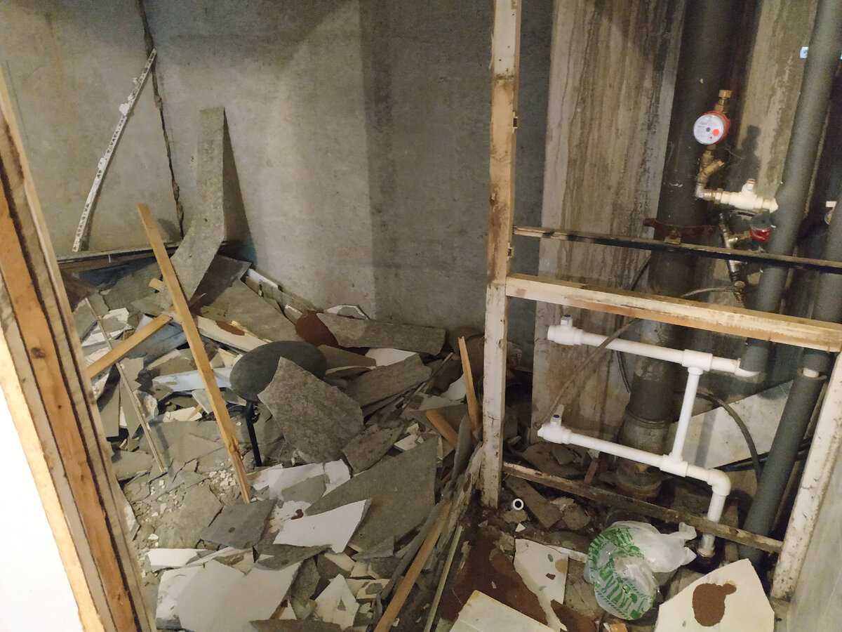 Разрушенная ванная и туалет