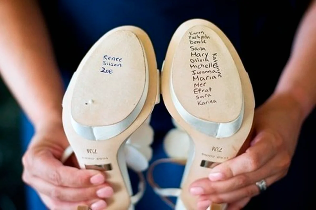 Надписи на подошве. Свадебные туфли с именами на подошве. Имена на туфлях невесты. Имена на подошве невесты. Надписи на подошве свадебных туфлей.