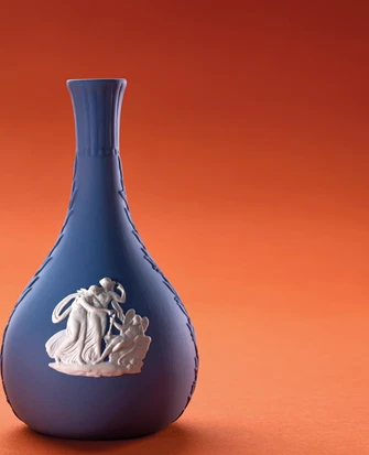 Красиво оформленная старинная ваза из яшмы от Rachel’s & Michael’s Antiques. 