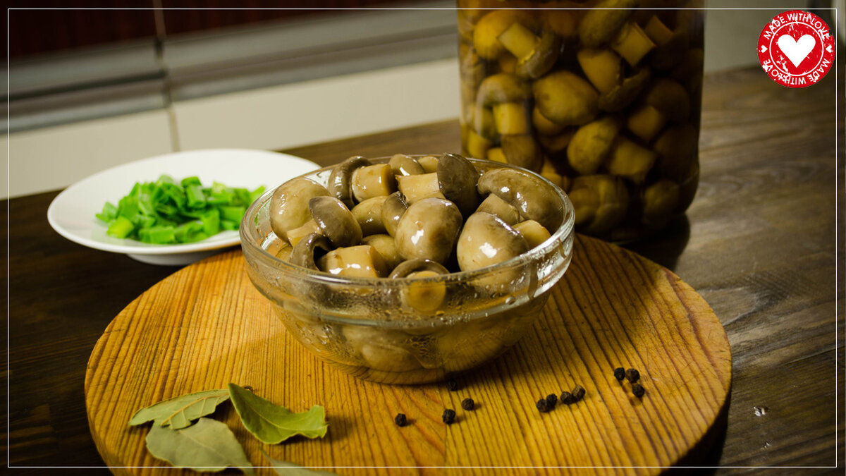 Маринованные грибы. Фото взято из открытых источников