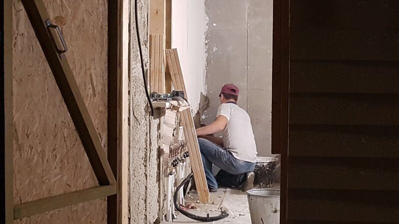 специалист из Таджикистана штукатурил при открытых дверях в минус 15. В качестве правила он использовал кусок вагонки. А на перегородки из ЦСП он наносил шпаклевку без грунтовки. Неудивительно, что потом →