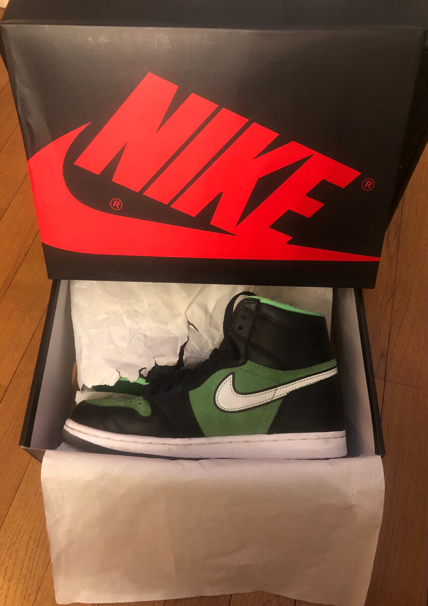 Пара идёт в стандартном боксе для кроссовок Jordan 1 high