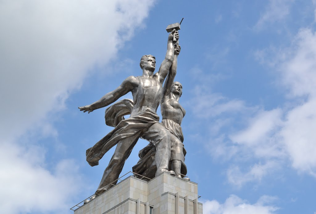 Рабочий и колхозница памятник. Статуя веры Мухиной рабочий и колхозница. Монумент «рабочий и колхозница» веры Мухиной (1937). Памятник Мухиной рабочий и колхозница. Тракторист и колхозница ВДНХ
