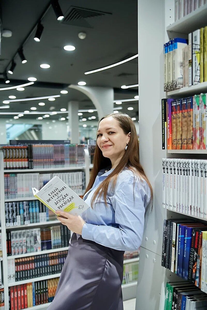 Автор выбирает очередную книгу для прочтения. 
