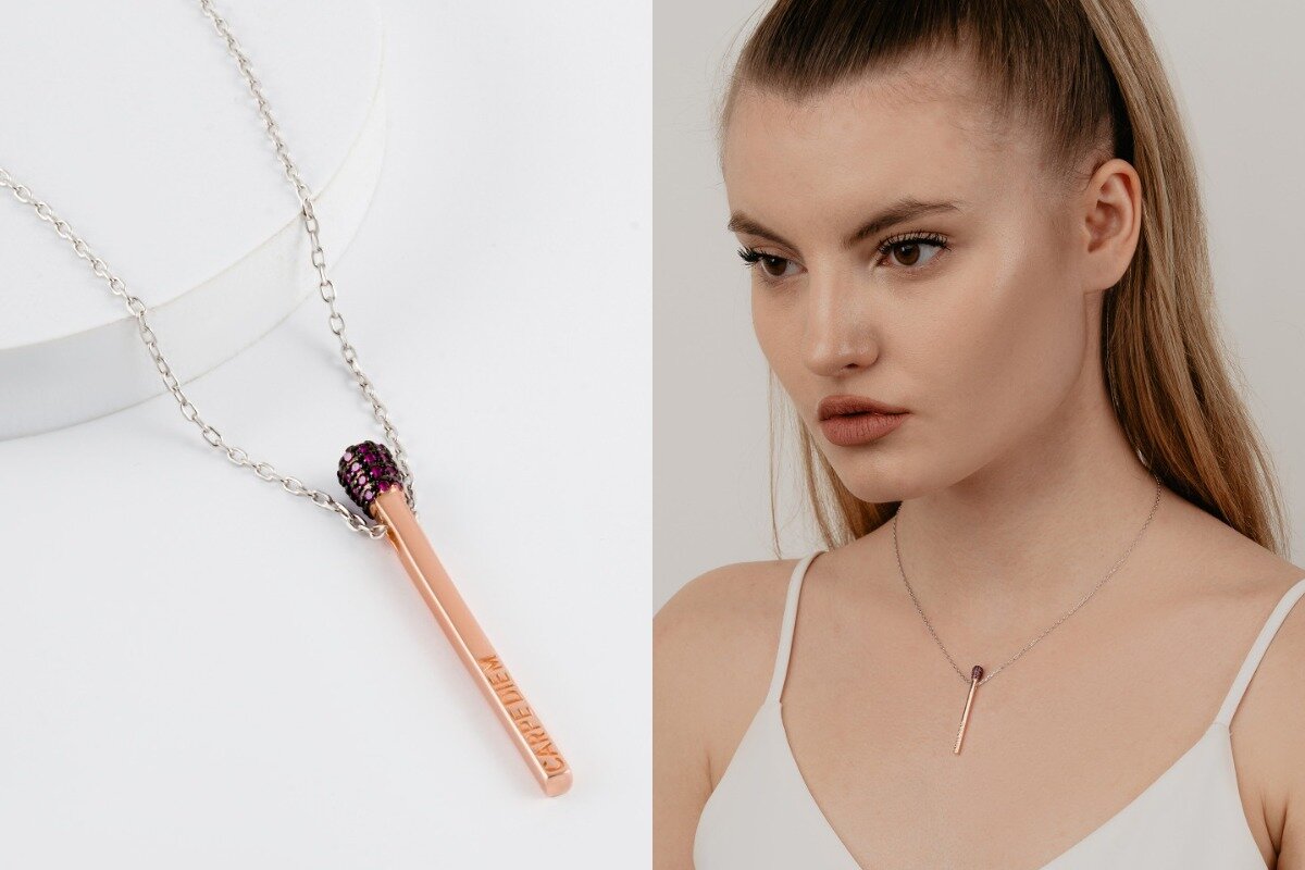 Серебряное колье с фианитами 000-349556 на ourgold.ru с надписью Carpe Diem (Лови момент)