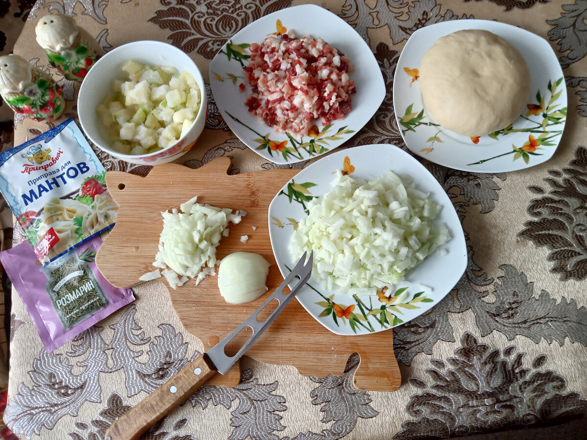 здесь лука и мяса граммов по 300. В миске мороженые кабачки. Я их мелко порубила и тоже добавила в фарш.