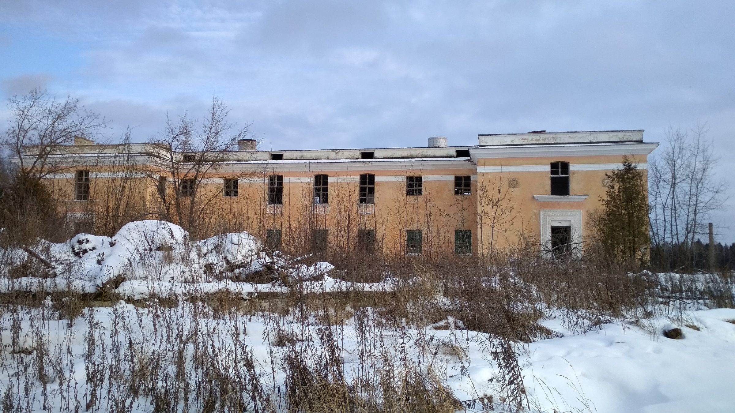 Как сегодня выглядит территория полузаброшенной в/ч 44684. Показываем.4
