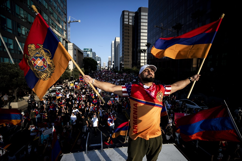 Армяне живущие в америке. Флаг Армении. Армяне флаг. Флаг армянского народа. Армяне с флагом Армении.