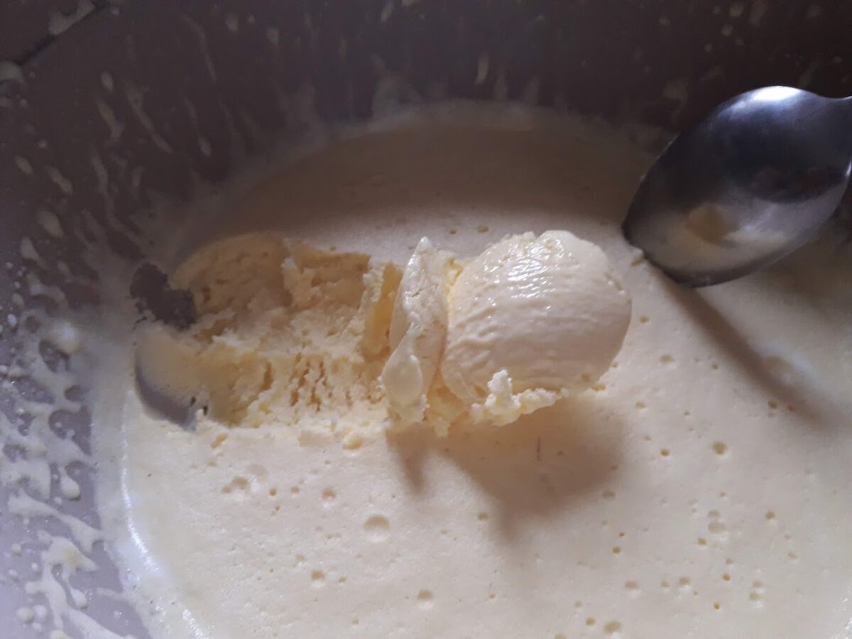 Вот такая моя первая в жизни попытка приготовить мороженое. На вкус и цвет товарищей нет, но нам - понравилось