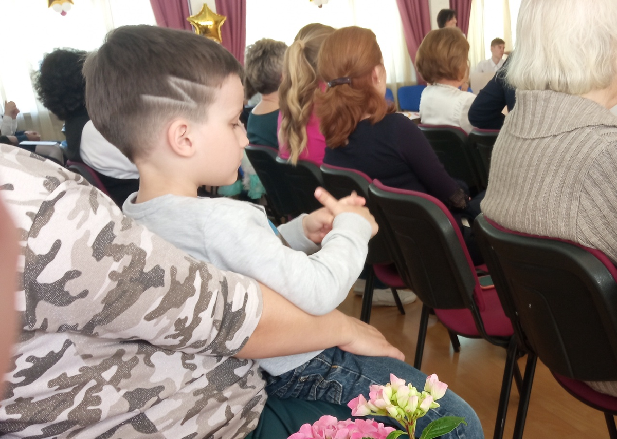 Обратите внимание на прическу мальчика - чьего-то брата.