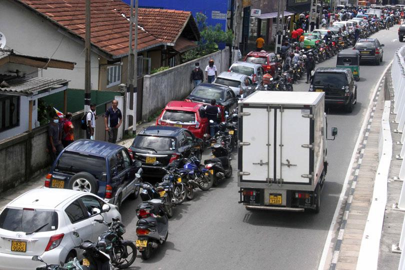 Бензиновый кризис на Шри-Ланке. Фото: Daily Mirror.