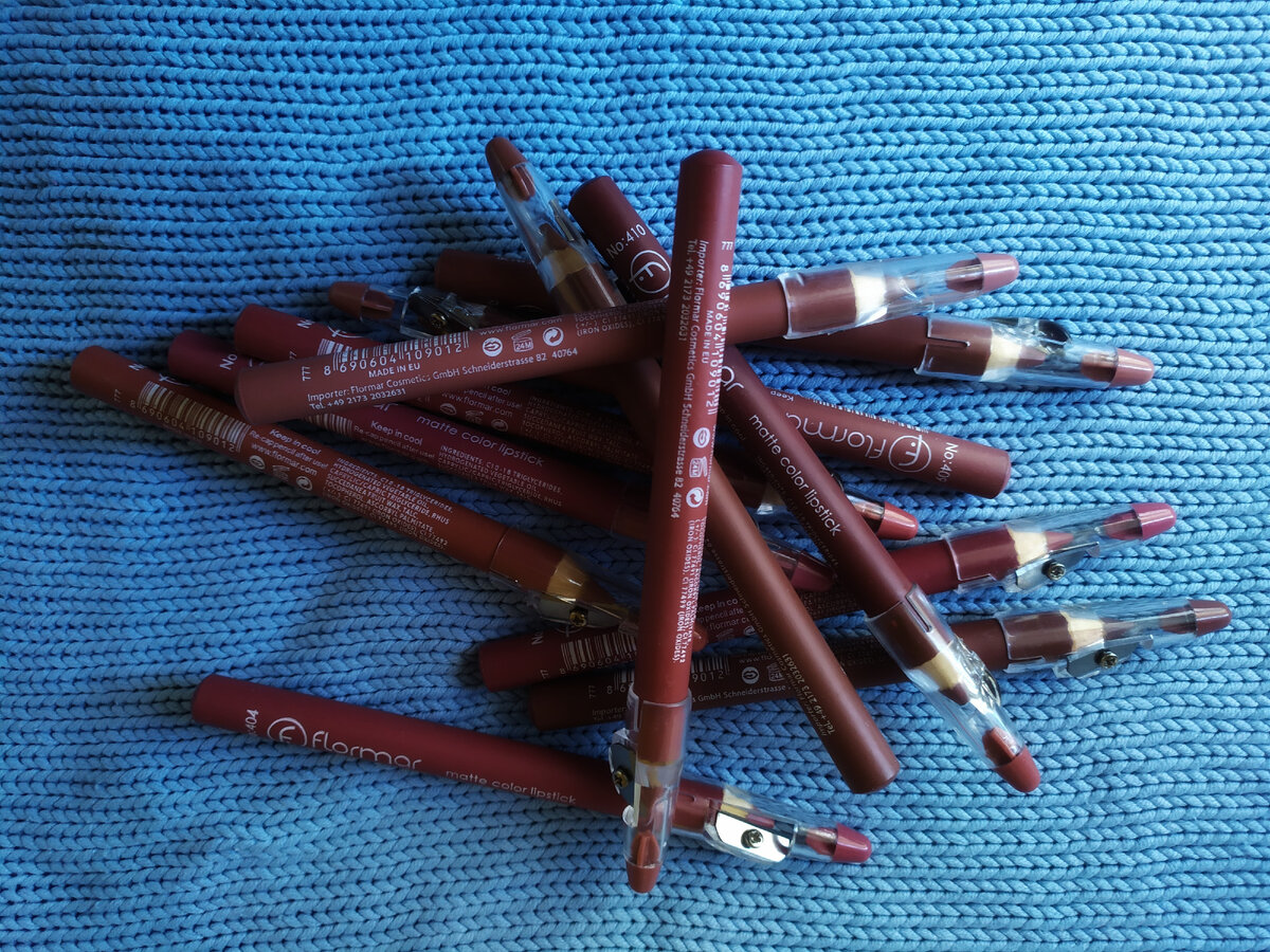 Фото автора. Набор карандашей-помад. Длина каждого - 13 см, на колпачке есть точилка