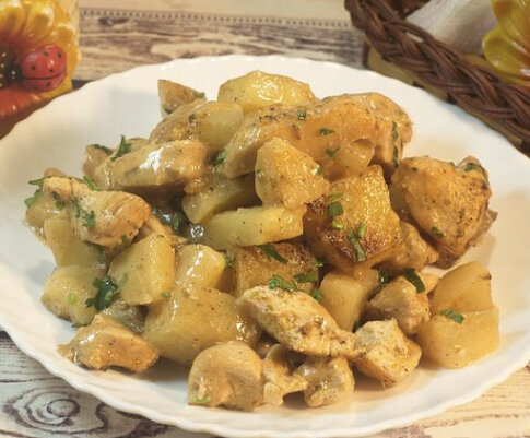 Картошка с курицей — универсальное блюдо на каждый день, которое можно готовить в разных вариантах. Сегодня тушим картошку с курицей в сливках, а для более выразительного вкуса добавим ароматные пряности. Несмотря на простоту приготовления, блюдо получается очень насыщенным, питательным, с приятным сливочным послевкусием.