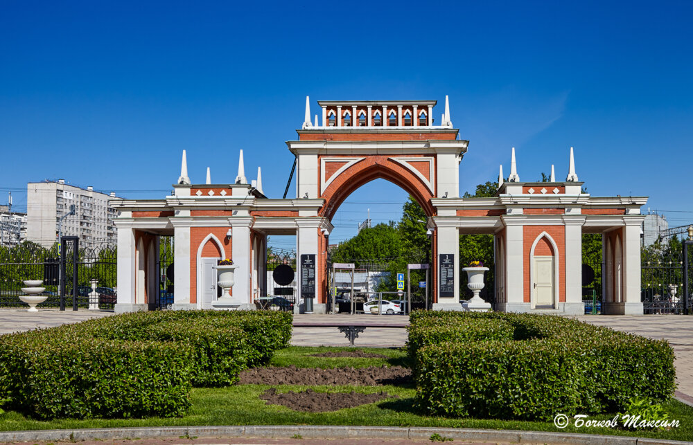 Центральный вход со стороны парка