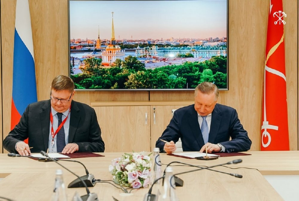 Губернатор Александр Беглов (справа) подписывает на ПМЭФ-2022 соглашение с руководством АО «ОДК-Климов».