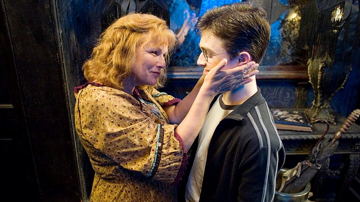 Миссис Уизли встречает Гарри. Кадр из фильма