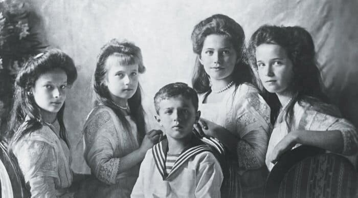 Татьяна, Анастасия, Алексей, Мария и Ольга Романовы. 1910 г.