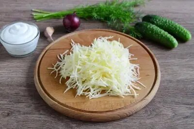 Натрите очищенный и промытый картофель на специальной терке для моркови по-корейски и посыпьте небольшим количеством соли. Отварите куриные яйца в крутую, остудите и очистите. Отварите филе птицы в подсоленной води и также остудите.