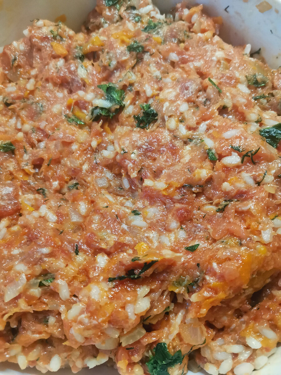 Добавила в фарш рис, жареную морковь с луком, зеленушку, перец красный острый и сладкий 