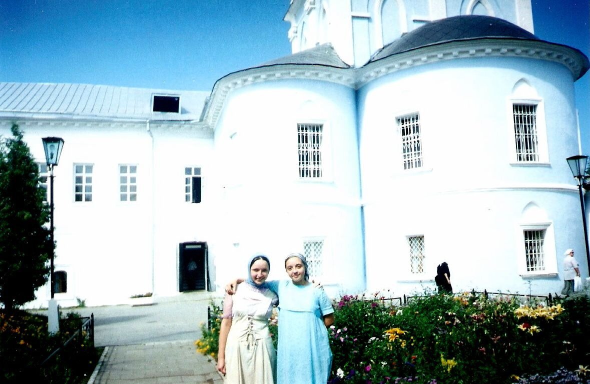 Это уже 2001 год, я (слева) и моя подруга Саша из Новосибирска на фоне Покровского храма Ново-Голутвина монастыря. Личное фото автора