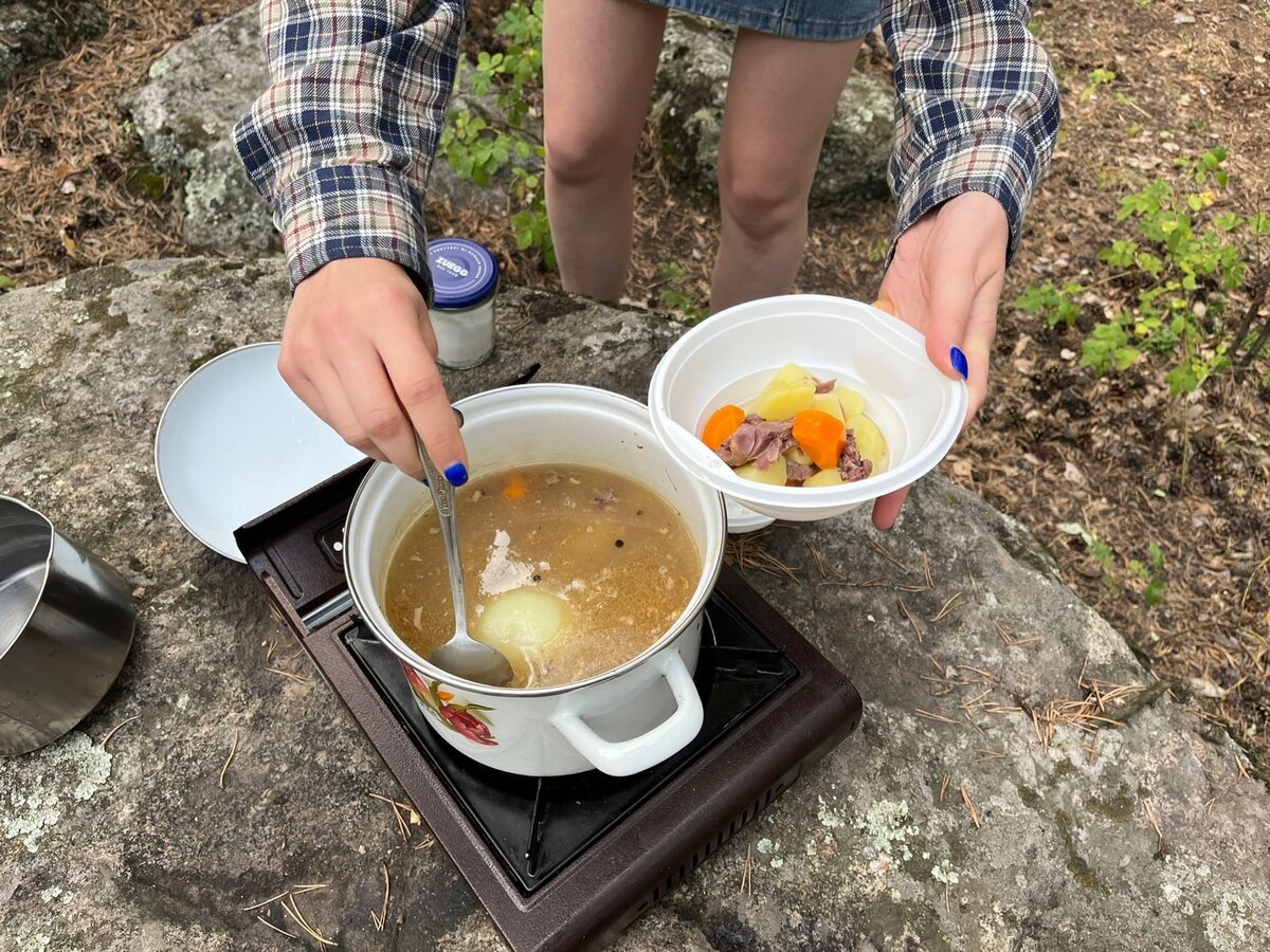 Да, не все наши товарищи взяли с собой многоразовую посуду. Ай-ай-ай, так лучше не делать1