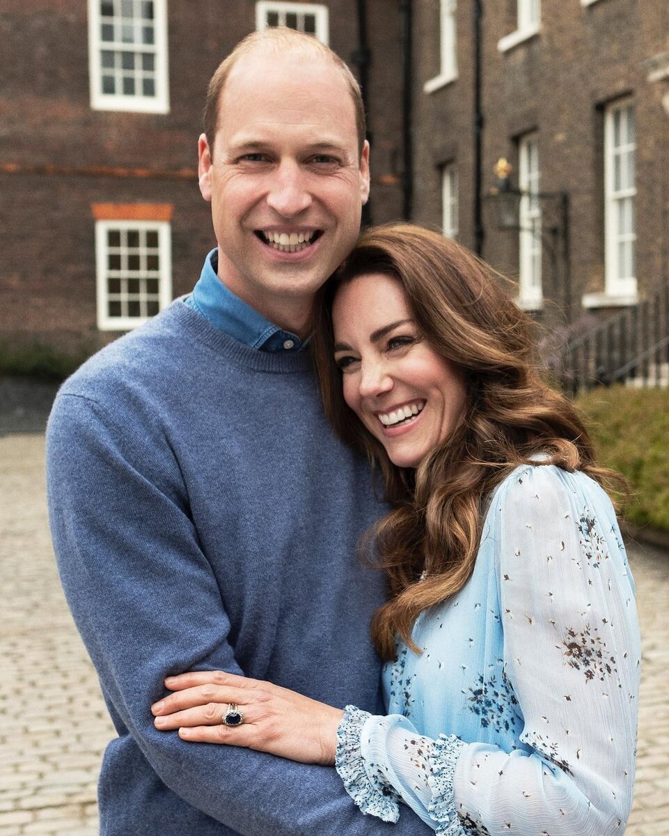 После нескольких месяцев спекуляций королевских комментаторов, фанатов и репортеров, Кенсингтонский дворец наконец подтвердил, что герцог и герцогиня Кембриджские планируют переезд.