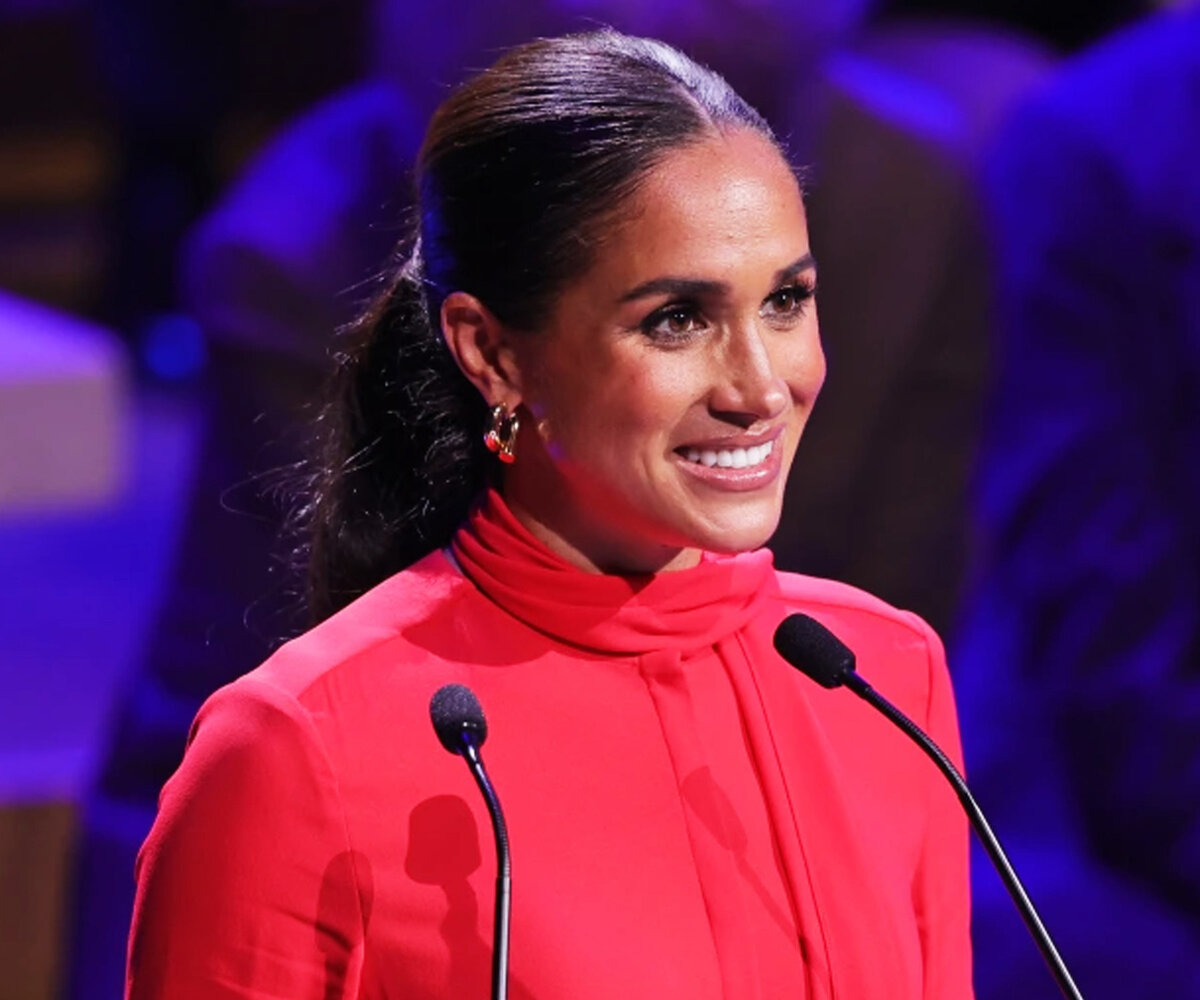     «Красная королева»: Меган Маркл в наряде от любимого дизайнера вышла в свет в Британии