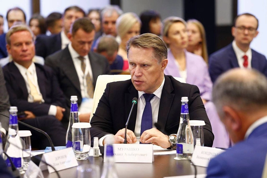 Денис Мантуров отметил, что российская фарминдустрия подтвердила свою эффективность и зрелость, потому что справляется с задачей обеспечить систему здравоохранения медикаментами. В 2014 году доля отечественной продукции на рынке составляла 24,5%, в 2021 году – уже 35%.

– Поставки фармакологической продукции не запрещены на наш рынок. Поэтому сегодня нет необходимости в параллельном импорте. Тем не менее, мы увеличиваем количество клинических испытаний. Сейчас 80% регистрационных удостоверений принадлежат России. Тот задел, который мы заложили 10 лет назад, подтверждает, что правительство сделало правильный выбор в сторону разработки новых препаратов и развития индустрии. Это касается и оборудования, – сказал Денис Мантуров.