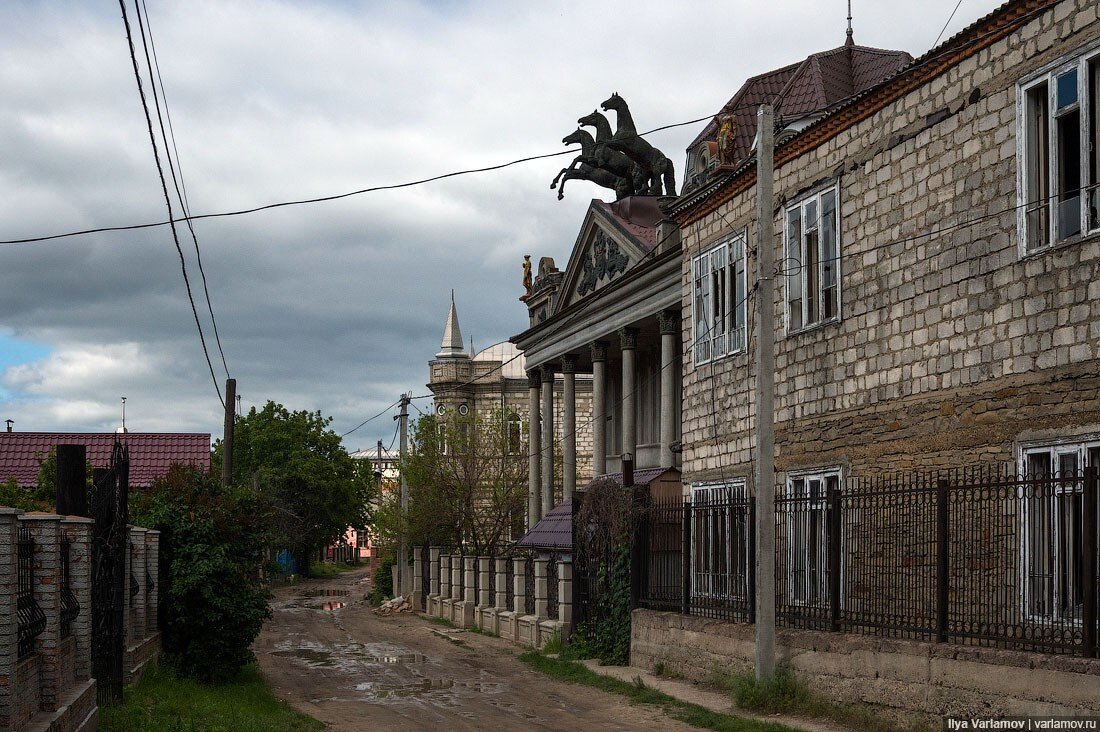 В сороках домах. Молдавия Цыганский замок. Замки цыганских баронов в Молдавии. Дом барона Цыганский замок. Сороки город в Молдавии цыгане.