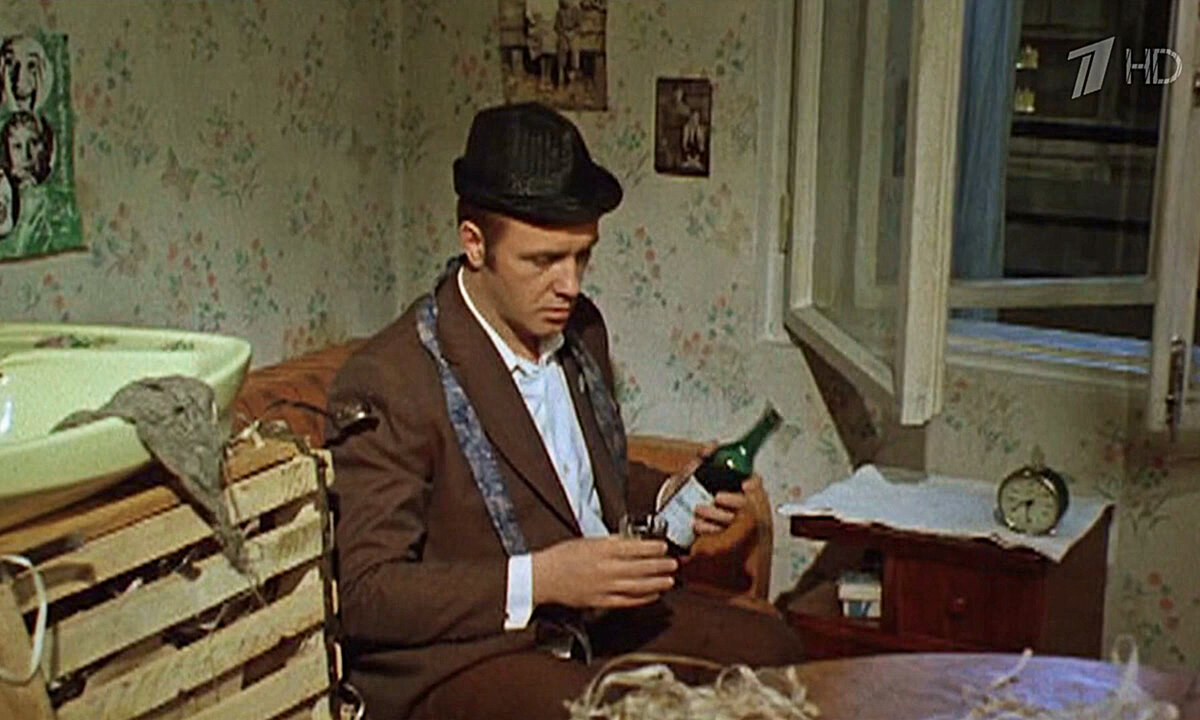 Пьянство в СССР было социально одобряемым пороком. На официальном уровне с любителями заложить за воротник боролись, но общество относилось к нему снисходительно. Ну пьет человек, — а кто не пьет?-9