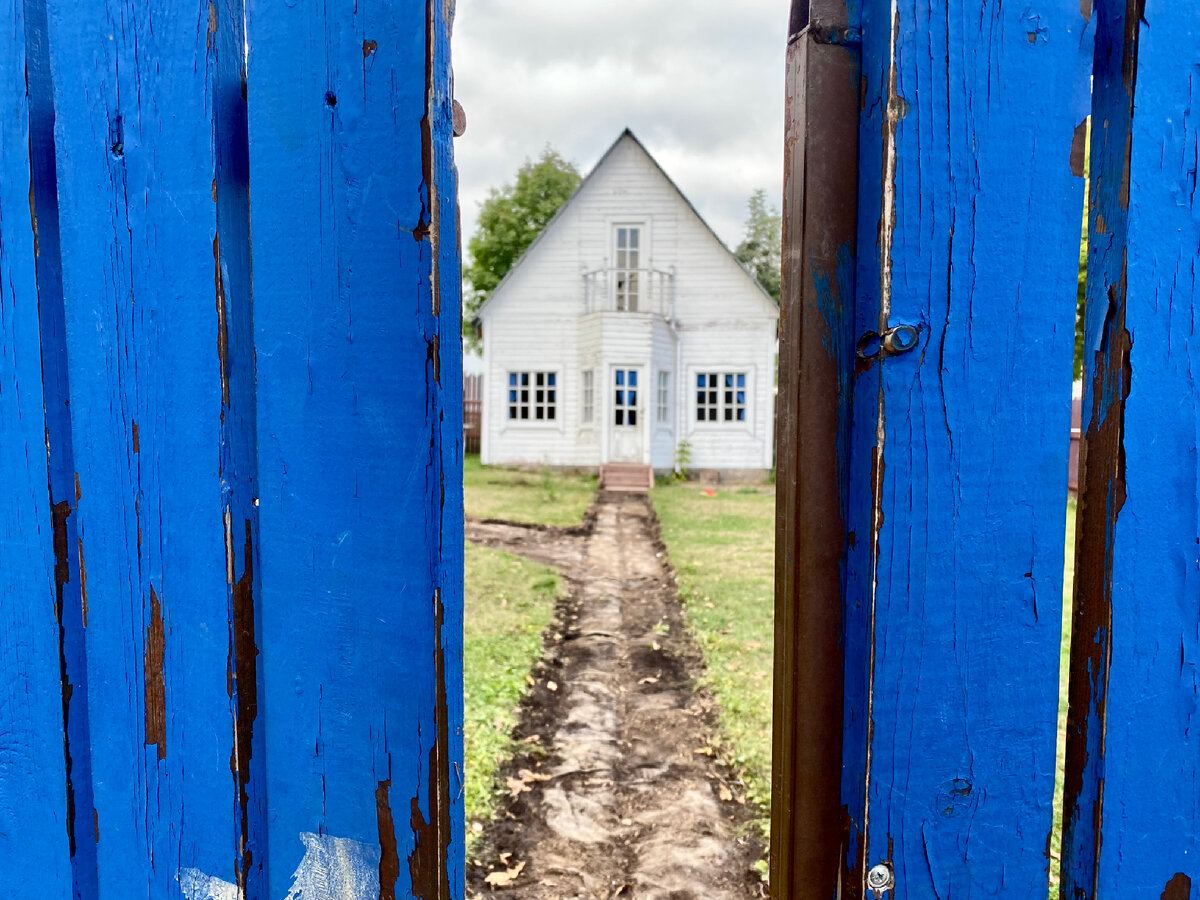 Заброшеный сейчас домик, был промо компании Простоквашино - в аренду под ваш запрос. Фото автора.
