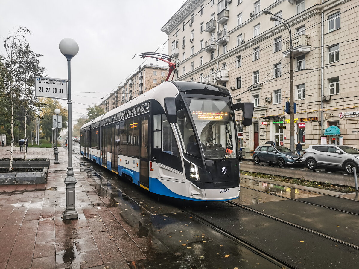 Трамвай 31434 71-931М «Витязь-М». Приехал по маршруту № 31, но далее следует в депо, поэтому на маршрутном указателе написано, что трамвай следует в депо до Таллинской улицы по маршруту трамвая № 15. Это - конечная остановка, где происходит высадка пассажиров (кроме тех трамваев, которые едут по маршруту № 30).