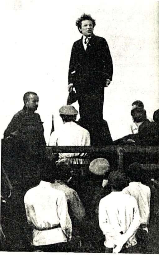 Публичное выступление Зиновьева. Источник: wikipedia.org