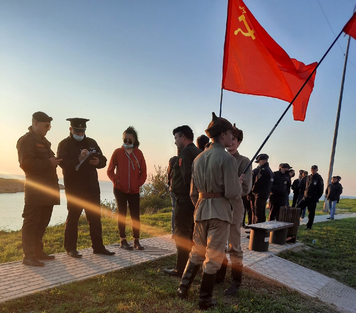 Севастопольских комсомольцев не пустили на открытие памятника хотя намерения у них были самые мирные (видимо недостойны "примирения")  Кстати, на этом фото наш поисковик Саша Череменов, 2 сентября 2022 года погибший в боях за Родину. 