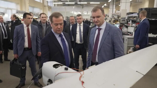 Проверка беспилотников на предприятии ООО "Специальный технологический центр" в Санкт-Петербурге. Видео © Telegram / Дмитрий Медведев