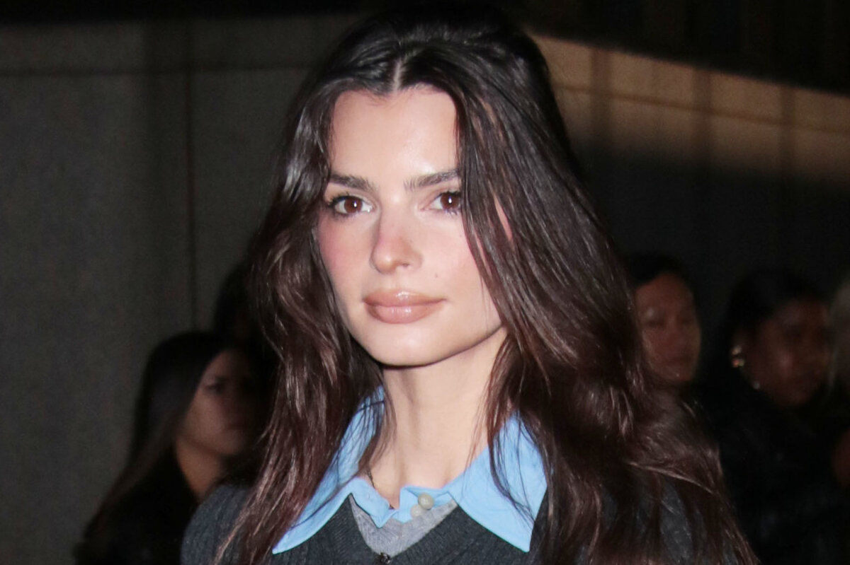     Страстные поцелуи на улице: Эмили Ратаковски с новым бойфрендом подловили папарацци