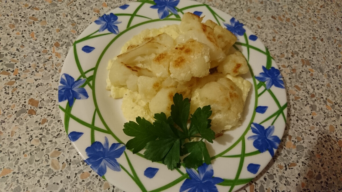 Ингредиенты : Цветная капуста - 500 гр. Яйца - 3 шт. Сметана - 3 ст.л. Масло раст - 2 ст.л. Вода - 1л. Соль, перец по вкусу. 