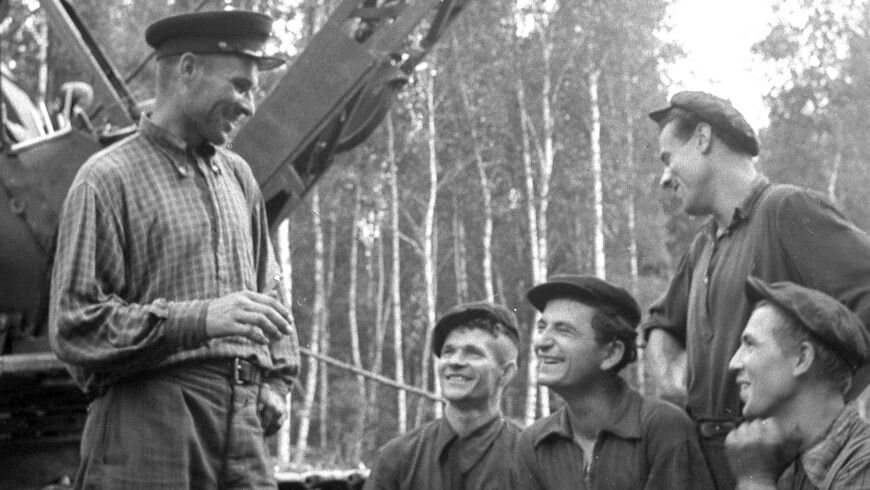  Мелиорация в Гомельской областиС большим трудом крестьяне добирались до местечка, чтобы затариться солью, керосином, спичками. О сахаре речь не шла - слишком дорогое удовольствие.Какая уж тут культура, школы, дороги? Вечный недостаток хлеба, плохое питание, слабое здоровье."Заболочение Полесья не только отнимает огромные пространства земель, по климатическим условиям способных к высокой производительности, но также весьма гибельно влияет на физические силы населения, получившего печальную известность своим слабосилием и колтуном", - бил тревогу в 1897 году русский писатель Константин Случевский.Впрочем, он с этим запоздал. Еще в 1872 году императорская комиссия пришла к заключению, что "осушение болот крайне необходимо в Петербургской, Новгородской, Тверской, Ярославской, Минской и Волынской губерниях".Так родился беспрецедентный мелиоративный проект, охватывавший территорию около 9 миллионов гектаров. За четверть века Западная экспедиция по осушению болот Полесья под руководством генерала инфантерии, видного геодезиста Иосифа Жилинского окультурила более 2,5 миллионов десятин (2,7 миллиона гектаров) заболоченных земель, в том числе и нынешнего Любанского района.С 1883 года проводились опыты по выращиванию культур с использованием завозного минерального грунта, чтобы "на деле показать полесскому крестьянину способы и приемы разработки болот под пашню и огороды, хорошим примером вызвать у него охоту к перениманию".Оздоровился климат. Уменьшилась заболеваемость малярией и туберкулезом. Практически исчез пресловутый колтун, который нигде, кроме болот Полесья, не встречался и был настоящим бичом здешних мест. Волосы напитывались кровью и гноем, превращаясь в безобразную шапку, которую невозможно было состричь.Тем не менее осушенные земли за невостребованностью стали быстро приходить в запустение. Местные помещики использовали прорытые каналы для лесосплава, чем захламляли их до невозможности."Летом на челнах, зимой, когда замерзнет, - на санях. Иначе никак".В 1903 году Жилинский пришел к заключению, что "сделанные до этого времени канализационные работы на Полесье можно считать достаточными при нынешних экономических условиях страны". При этом он пророчески предвидел, что "по мере увеличения населения и культуры страны будет являться неизбежной необходимость расширения сети каналов. Нельзя рассматривать работу целиком завершенной - только положено начало для такого рода работы в будущем"."Зашумела, загуло"В 1925 году Наркомзем БССР при поддержке союзного Госплана первоочередной целью назначил осушение Марьинского низового болота в бассейне реки Оресса общей площадью 8644 гектара. Надлежало воскресить Марьинскую осушительную систему, прокопанную еще Жилинским, а также Чабусский и Юровичский каналы.Для изучения этих объектов прибыла гидротехническая изыскательная партия под руководством опытнейшего инженера Владимира Гневко. С октября 1926-го за год рабочие Оресского колфонда, используя американские и немецкие бульдозеры и землечерпалки, не только привели эти системы в порядок, но и расчистили 73 километра речного русла, проложили новый 13-километровый магистральный канал и 6 километров дороги.
📷 Первый хлеб, выращенный коммунарами. 1930 годК 1927 году на Любанщине насчитывалось пять мелиоративных товариществ: Костюковское, Обчинское, Пекличское, Любанское и Веженское. Так что коммуна имени БВО не была первым мелиорационным объектом.К примеру, в деревне Обчин работы велись с 1923 года. Гидротехник Гольдберг проложил магистральный и вспомогательный канал, а культтехник Кириченко привез из Любани специальные плуги, посеял овес, устроил овощные грядки и получил на торфяном поле небывалый урожай. Поглядеть на чудо сбежались жители окрестных деревень.Читайте также:Ничего себе! Школьница из Новолукомля создала инновационный биологический препаратЧистит и озонирует воздух. Студент из Могилева изобретает очень полезные приборыЭтому парню 14 лет, а он уже придумал способ, который спасет кукурузные поля от болезниА в Соснах, в совхозе имени 10-летия БССР к началу 1929 года осушили 1000 гектаров болот, половину из которых сразу же пустили в сельхозоборот.Так что неправа была Нинель Дремликова, дочь Модина и тетка Татьяны Эрдман, утверждавшая много лет спустя в видеоинтервью:- Дикий, необжитый край. Кругом болота. Народ совершенно не был готов ни к какой цивилизации, ни к какому новшеству.Но на месте будущей Коммуны был лишь песчаный лесистый остров - Забервечье или, как его называли коммунары, Заболотье, со всех сторон окруженный зеленым и зыбким Марьинским болотом.А Забалоццем той бугорЗваў паляшук здаўна,Дзе першы раз нагу сваюПаставіў камунар.Удивительна в коммуне и сама история ее возникновения, и тот подлинно коммунистический строй жизни, который утвердился и господствовал здесь вплоть до самой войны.
📷 Прокладка первых каналов. 1927 годНе будем также забывать, на каком фоне все происходило. НЭП не решил проблему с продовольствием. В 1929 году в городах повсеместно ввели карточки на хлеб, но из-за тотального дефицита отоварить их было непросто. Норма для рабочих высшей категории составляла 800 граммов в сутки, для иждивенцев и служащих - 300. Манную крупу выдавали только больным детям."Почему я сюда приехал?" Французский журналист снимает кино в БеларусиНа биржах труда числилось до полутора миллионов безработных - не только сельская молодежь, в поисках пропитания ринувшаяся в город, но и демобилизованные красноармейцы, которым зачастую некуда было возвращаться.Та же судьба, вероятно, ожидала 23-летнего Эммануила Модина и его сослуживцев по 7-й Самарской имени Английского пролетариата кавалерийской дивизии, квартировавшей в Минске.
📷 В 1960-е для прокладки мелиоративного канала использовали специальную техникуМодин - уроженец Уваровичей (ныне городской поселок в Буда-Кошелевском районе), сын бедного торговца. С 16 лет работал на спичечной фабрике в Мозыре, потом на лесопильном заводе "Пролетарий". О сельском хозяйстве никакого понятия не имел. Активист-комсомолец, убежденный ленинец. Не будучи коммунистом (вступил в партию в 1952 году), проводил идейно-политическую работу среди красноармейцев и на фронт в 1941-м ушел политруком."Народ совершенно не был готов ни к какой цивилизации, ни к какому новшеству".- Люди преклонялись перед его умом и талантом, - рассказывает Нинель Дремликова. - Он был финансистом, экономистом, историком, политиком. Может быть, только высшую математику не знал. Недаром за достижения в сельском хозяйстве его в 1968 году удостоили звания Героя Социалистического Труда.В 1929-м он был еще очень молод, но сила провидения и убеждения в нем жила огромная.- Я был в третьем эскадроне политруководом, - вспоминал он в интервью много лет спустя. - И вот, когда разбирали ленинский план кооперации, предложил после демобилизации организовать коммуну. Это поддержали часть рядовых товарищей нашего взвода, потом и эскадрона. Это получило поддержку командования. Товарищ Жуков (будущий маршал Георгий Константинович Жуков, в ту пору командующий 2-й бригадой 7-й Самарской кавалерийской дивизии. - Авт.) просил агитировать его солдат на участие в этой коммуне.В штабе Белорусского военного округа удовлетворенно потирали руки. Как раз в это время Реввоенсовет поднял вопрос о создании красноармейских колхозов в Азово-Черноморском крае, в Винницкой и Калининской областях, а также в БССР. Действительно, что может быть лучше для безопасности страны, чем плотная сеть красноармейских коммун вдоль границы с Польшей?"Тягали туда бревна, камни, землю в мешках, чтобы можно было добраться до острова".В коммуну сразу же записалось около 400 человек. Председателем единогласно выбрали Модина. Бойцов досрочно демобилизовали, снабдив палатками, поломанными телегами и четырьмя парами списанных лошадей, и направили в распоряжение наркома земледелия БССР Дмитрия Прищепова, который самолично выделил под будущую коммуну 560 гектаров Марьинского болота. Из четырехсот человек до Забервечья добралось семеро.- Мне дали семь человек, мы поехали, - скупо свидетельствовал Модин.- Первую палатку они поставили на месте теперешней заправки, - рассказывает Лидия Сулим. - Были и землянки, и скромные домики.Михаил Дудик показал нам первый канал, прорытый коммунарами, и насыпь, где проложили узкоколейку, и первую плотину.
📷 Михаил Дудик- Тягали туда бревна, камни, землю в мешках, чтобы можно было добраться до острова, - уточняет Лидия Сулим.- Марьинское болото представляло собой извечную целину, - вспоминал Модин. - На осень мы приготовили 400 гектаров, засеяли озимой рожью. Из них остался кусочек, с которого осенью мы взяли один сноп. Все остальное под водой погибло полностью. Полностью! Но мы не унывали. Настроение до того было боевым, хорошим, что мы продолжали усиленно работать и победили.- Как осушали болота? - переспрашивает Лидия Сулим. - Стояли по пояс в воде и закладывали канал мешками с землей, чтобы вода не поднималась и чтобы тот, кто находился на метр выше, мог работать. И так в три этапа.Трудились тут, в отличие от Оресского колфонда, без всякой механизации и очень тяжело.- Работали от зари до зари, - признавался Модин.Лидия Сулим демонстрирует деревянную лопату с металлическими вставками по бокам, чудо "механизации" тех первых месяцев и лет, когда у коммунаров не было ни тракторов, ни бульдозеров, ни автомобилей, ни землечерпалок:- Прокоп Адериха из первой семерки, приехавшей покорять Марьинское болото, такой штуковиной выкапывал в день до 100 кубов земли.
📷 Лопата знаменитого коммунара Прокопа Адерихи"Людзі там працуюць дружна"Осенью 1929 года коммунарского полку прибыло. К самарцам присоединились красноармейцы из 6-й Чонгарской Красной кавалерийской дивизии. Руководил мелиоративными работами уже упоминавшийся Владимир Гневко.Был среди новоприбывших лихой кавалерист Тимофей Анисимов, который возглавил коммуну, когда Модина направили в Гомельскую область поднимать отстающие колхозы.- Жили сначала в палатках красноармейских, потому что не было где, - рассказывает дочь Анисимова Лидия Корбут, которую мы навестили в ее доме в райцентре. - Приехали из Любани из комсомольской организации девушки-комсомолки, которые остались там работать. Среди них была и моя мама Зинаида Андреевна Галай. Она встретилась там с отцом, а потом они и поженились."Никакого диабета не будет". Что такое генетический паспорт и для чего он нужен?Лидии Трофимовне 87 лет, но говорит как по писаному, а в руках крепко сжимает альбом с фронтовыми письмами отца:- Особенно трогательны строки, посвященные лучшему другу - лошади. Много раз она помогала ему форсировать реки, невредимым прорываться из-под вражеского огня.Тимофей Дмитриевич с боями дошел до Чехословакии, был несколько раз контужен, удостоен боевых орденов. В 1946 году, вернувшись с фронта, был назначен вторым секретарем Любанского райкома партии, а спустя 11 лет возглавил район.- Его выдвигали на звание Героя Социалистического Труда, но он отказался в пользу председателя колхоза "Чырвоная змена" Кузьмы Шаплыко, а ему, мол, достаточно ордена Ленина, - продолжает свой рассказ Лидия Тимофеевна.
📷 Трофим Анисимов, председатель колхоза имени БВО, с заслуженной наградой - велосипедом. 1940 годО жизни коммунаров сохранилось множество легенд. К примеру, о том, как Модин отправил красноармейцев в отпуск и повелел вернуться с невестами, но в итоге на 365 женихов оказался только один приличный костюм, который надевали по очереди, а вместо свадебного обряда ездили в бричке по кругу.Коммунары одновременно занимались корчеванием, осушением, полевыми работами, строительством поселка, железной дороги и электростанции. Жили весело, радостно, несмотря на невзгоды.- Помню, на песчаном бугорке стояла красноармейская палатка, - вспоминал Модин. - Потом построили барак, похожий на сарай. Крыша дырявая, как решето. При первом же дожде барак затопило. Что делать? Модин затянул песню, ее подхватили коммунары, и так с песнями и плясками пережили непогоду.А история коммунаровской электростанции?- Мы построили электростанцию и включили свет, - вспоминал Модин. - Окружающее население из деревень прибежало, думая, что Коммуна горит, и вместо этого увидели лампочки Ильича, как тогда говорили. Это всех поразило - такая сила света.А узкоколейка? Модин, отправившись в Минск с челобитной о выделении хоть какой-нибудь техники, случайно познакомился с немецкими пролетариями и рассказал, как коммунары пашут сохой и осушают болота голыми руками.Немцы были настолько шокированы услышанным, что по линии Красного Креста прислали трактора с плугами и все необходимое для строительства железной дороги. Приехавший ее монтировать немецкий инженер уже через пару дней бессильно развел руками: невозможно проложить рельсы по болотистой почве. Тогда за дело взялся Прокоп Адериха со своей женской бригадой и за считанные месяцы построил насыпь.Знает о трудовых подвигах прапрадеда и молодой учитель Анатолий Адериха, заместитель директора по воспитательной работе Коммунаровского учебно-педагогического комплекса детский сад - средняя школа имени Янки Купалы:- В школе есть музей, там вся информация об узкоколейке и осушении Марьинского болота. К нам приезжают из других школ района, и мы все это рассказываем.Восьмиклассник той же школы Максим Сущеня - тоже праправнук героя. Генеалогию свою парни знают назубок, и это радует.Среди многочисленных потомков Прокопа Адерихи замечательная оперная певица, ныне покойная народная артистка БССР Ирина Шикунова и поэтесса Лидия Савик.
📷 Максим Сущеня и Анатолий Адериха - потомки коммунара Прокопа АдерихиУзкоколейка прослужила коммунарам долгие годы. По ней перемещались люди, удобрения и урожай, с которым у них был полный порядок. На 2000 гектаров, отвоеванных у болота (у чертей болотных, писал в 1949 году в своем очерке "Над ракой Арэсай" Кондрат Крапива) они получали с гектара до 35 центнеров овса, до 40 центнеров ячменя, до 28 центнеров ржи. Конечно, такие показатели достигались лишь на отдельных участках, но небывалая урожайность удивляла и радовала."Асабліва палюбілі беларускі тарфянік італьянскія каноплі, - пишет Кондрат Крапива, - яны раслі такія, якіх самі італьянцы ніколі і ў вочы не бачылі - да 4 метраў увышкі". Конопля в России и СССР являлась одной из основных сельскохозяйственных культур. Из нее вырабатывали пеньку, масло и жмых. Листья этого растения вместе с колосьями пшеницы и соцветиями подсолнуха красуется в центре снопа внутри фонтана "Дружба народов" на ВДНХ.С середины 1930-х годов к конопле прибавился кок-сагыз. Молодое советское государство наращивало производство автомобилей, для них требовалась резина, и еще в 1920-х ученые ВАСХНИЛ стали искать замену дорогостоящей бразильской гевее. Тогда-то и нашелся в юго-восточном Казахстане горный одуванчик кок-сагыз, который прекрасно прижился в БССР, особенно на болотных полесских почвах. Вплоть до середины 1950-х он был для местных полеводов золотым дном.- В этот период у нас очень многих колхозников наградили орденами и медалями, - рассказывает Лидия Корбут.Стремительными темпами развивалось животноводство. Одних только коров на колхозной ферме в предвоенные годы насчитывалось более 600."Калгас меў свой паравы млын, цагельню, лесапілку, электрастанцыю, - писал в очерке Кондрат Крапива. - Калгаснікі жылі не толькі багата, але і культурна: у калгасе была сярэдняя школа, клуб, гукавое кіно, радыёвузел, яслі, радзільны дом"."В этот период у нас очень многих колхозников наградили орденами и медалями".Многое из этого создали-построили при Модине. Любопытно, что основатель коммуны ввел на ее территории особые деньги для расчетов в магазине и сухой закон. Здесь функционировали бесплатные общая столовая и прачечная при бане. Так выглядел коммунизм по-коммунаровски.В начале 1930-х годов коммуна была реорганизована в колхоз имени БВО, но чудеса на этом не закончились.- В 1940 году наш колхоз стал участником Всесоюзной сельскохозяйственной выставки в Москве, - рассказывает Лидия Корбут. - Это было первое хозяйство в республике, удостоенное такой высокой награды за свои успехи: и животноводство, и урожаи были хорошие - коммуна расцвела. Нас пригласили на ВДНХ и в 1941 году.Но грянула война. Из 210 домов Коммуны едва-едва уцелели два, остальные немцы сожгли. С огромным трудом хозяйству пришлось возрождаться буквально из пепла, освобождать поля от зарослей и болотной травы.Но это уже другая, послевоенная история.
📷 87-летняя Лидия Корбут из Любани - дочь одного из лидеров коммуны Трофима АнисимоваА до войны одним из главных событий стал приезд Янки Купалы. В кругах специалистов до сих пор нет согласия, когда именно это произошло. В свое время Кондрат Крапива настаивал, что песняр приезжал в Коммуну и Сосны в 1932 году. Любанские музейщики уверяют, что это случилось в мае 1933-го, за месяц до того, как газета "Звязда" опубликовала знаменитую купаловскоую поэму "Над ракою Арэсай". А научный сотрудник Государственного литературного музея Янки Купалы Мария Борткова поведала мне историю от неведомой старушки, которой в те годы было лет десять: "А што, памятаю я Яначку! " По ее словам, тогда случилась очень холодная и голодная зима. Мужское население Коммуны поголовно работало на каналах, а подростки с ружьями охраняли деревню от волков. Якобы Купала тоже вооружился винтовкой и "прыйшоў і прынёс на палцы дзве тушы забітых ваўкоў. Так што ён быў зух-хлопец і ў танцы, і ў паэзіі, ува ўсім".В лесу неподалеку от Коммуны вам непременно покажут купаловский дуб, под которым поэт встречался с коммунарами и устраивал вечера с песнями и танцами."Пройдуць у стагоддзі камуна і саўгас"Девяносто лет спустя Коммуна - центр сельсовета, где есть средняя школа и клуб, библиотека и музей мелиорации. Заместитель директора ОАО "БВО" Михаил Дудик говорит о том, что "теперь мы не вверху и не внизу, мы золотая середина".Много вреда Полесью, по мнению Дудика, причинили заявления экологов, объявивших мелиорацию ошибкой, и хозяйствам до сих пор приходится это расхлебывать.- Последние годы осушение и ремонт мелиоративных систем проводились не всегда в тех объемах, в которых хотелось бы, - признал в беседе со мной министр сельского хозяйства и продовольствия Игорь Брыло. Но ситуация меняется. Это можно проследить по заявлениям Президента. В этом году решено вдвое увеличить объем работ на мелиоративных системах: вместо 27 тыс. гектаров запланировано 54.- Хотим в сжатые сроки, за три-пять лет максимум, привести в порядок мелиоративные системы, - подчеркивает министр.Вот и в бывшей коммуне три года назад капитально "отремонтировали" полтысячи гектаров торфяников.- Эти земли начали заболачиваться, - рассказывает Михаил Дудик. - Пришлось заново прокладывать мелиоративные трубки, практически всю мелиорацию делать по новой.Используются ли земли, осушенные первыми коммунарами, в сельскохозяйственном производстве?- А как же! - заместитель директора оживляется. - У нас 4800 гектаров пашни, из них 4400 - осушенные болотные торфяники.Это главное, что хотела услышать: трудовой подвиг коммунаров не был напрасным.Посевные площади в хозяйстве не расширяют.- Нам обработать бы ту землю, что получили в наследство от двух хозяйств - СПК "Кузьмичи" и СПК "БВО", - говорит Михаил Дудик.Проблема с механизаторскими кадрами здесь стоит достаточно остро. На все хозяйство, включая водителей и трактористов, 35 человек. Население деревни уменьшается. В трехэтажной школе, где училось когда-то до 700 детей, сейчас не более 80.- Молодежь не задерживается. Они хотят сразу все иметь, а не получается. Поэтому уезжают, - констатирует Дудик."Но не дай бог предупредят: местами заморозки, мы в этом месте".Между тем земледелие на торфяниках требует подлинного искусства.- Торфяно-болотные почвы нужно пахать болотными плугами. Наша промышленность, в отличие от советских времен, такую технику не выпускает, - сожалеет заместитель директора.Плюс "неповторимый" полесский болотный климат.- Метеорологи передают: по большей части территории дожди. А мы живем на меньшей, у нас засуха, - горько шутит Михаил Алексеевич. - Но не дай бог предупредят: местами заморозки, мы в этом месте.Вот уж действительно зона рискованного земледелия.
📷 Обработка кок-сагыза. 1952 годНа вопрос, что на торфяниках лучше всего растет, Михаил Дудик без малейших колебаний отвечает:- Многолетние травы, как это было при Советском Союзе. Пропашные культуры вообще не должны у нас расти. Из-за них на торфяниках каждую весну пыльные бури. Во времена СССР у нас в каждом хозяйстве стоял АВМ (агрегат витаминной муки), готовили ее из многолетних трав и поставляли на комбинаты хлебопродуктов.Травы позволяют развивать животноводство. В Кузьмичах прекрасный молочно-товарный комплекс беспривязного содержания с доильным залом.Но выращиванию кормовых культур очень мешают насекомые-вредители.- Зерновые и многолетние травы - одно семейство, их одинаково повреждают проволочники и майские жуки. Пришел к нам с Запада самый страшный вредитель кукурузы - луговой мотылек. В мягкой торфяной почве он прекрасно зимует. Боремся агротехническими средствами, а где и химией травим. Обрабатываем семена.Кстати, семенами Дудик очень доволен.- В основном белорусской селекции, лучше и дешевле, чем молдавские. Районированные, всех сроков созревания, обработанные против вредителей. Что-то берем в Мозыре с экспериментальной базы "Криничное", что-то с Ивацевичского калибровочного завода.В целом же нашим ученым еще много предстоит сделать, чтобы вернуть торфяно-болотным почвам прежнюю славу.Любопытно, что американские и казахские ученые разрабатывают проект возвращения кок-сагыза, который в США именуют русским одуванчиком. С отечественных полей он исчез в 1954 году. Но, возможно, его слишком рано списали со счета?Так или иначе, счастлива была увидеть своими глазами этот легендарный край и новую землю, созданную трудом и героизмом людей. В каком-то смысле она для нас все еще terra incognita, источник непознанных возможностей и будущих побед.| Юлия АНДРЕЕВА, журнал "Беларуская думка", фото Виталия ПИВОВАРЧИКА и из музея мелиорации Любанского предприятия мелиоративных систем.ПЕРЕПЕЧАТКА ДАННОГО МАТЕРИАЛА (ПОЛНОСТЬЮ ИЛИ ЧАСТИЧНО) ИЛИ ИНОЕ ЕГО ИСПОЛЬЗОВАНИЕ ЗАПРЕЩЕНЫ