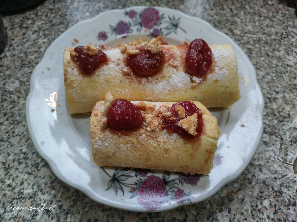 Это самое большое блюдо в доме. Рулет не маленький ))