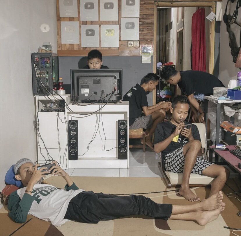 А это  фото той самой «мастерской» ютубера