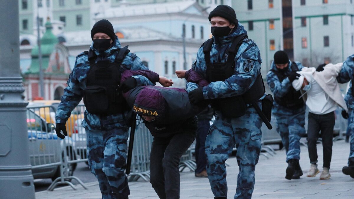 Мигрантам запрещают. Задержания у посольства Франции в Москве. Посольство Франции в Москве полиция. Задержали мигрантов в Москве
