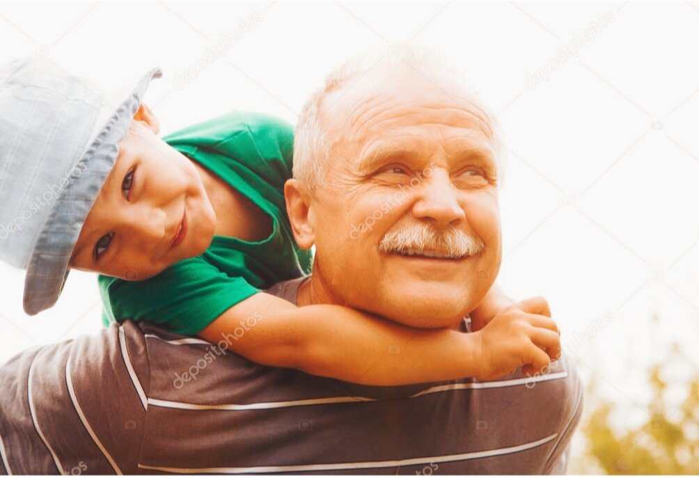 Дедушка и внук. Фотосессия с дедом. Дедушка и внучка. Классный дедушка. Увидев дедушку люди улыбаются готовы помочь