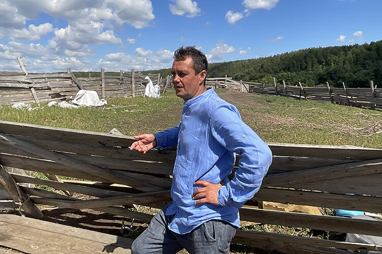    Ринальдо Маллямов занимается пермакультурой — воссозданием пастбищных экосистем. Суть идеологии проста — поддерживать хозяйство природоподобными методами с минимальным участием человека и без зависимости от техники