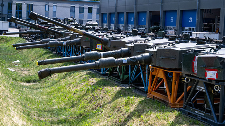 КОНЦЕРН RHEINMETALL, ВЫПУСКАЮЩИЙ, В ЧАСТНОСТИ, ТАНКИ "ЛЕОПАРД", ХОРОШО ЗАРАБОТАЛ НА ПОСТАВКАХ СВОЕЙ ПРОДУКЦИИ НА УКРАИНУ. ФОТО: PHILIPP SCHULZE/DPA/GLOBALLOOKPRESS